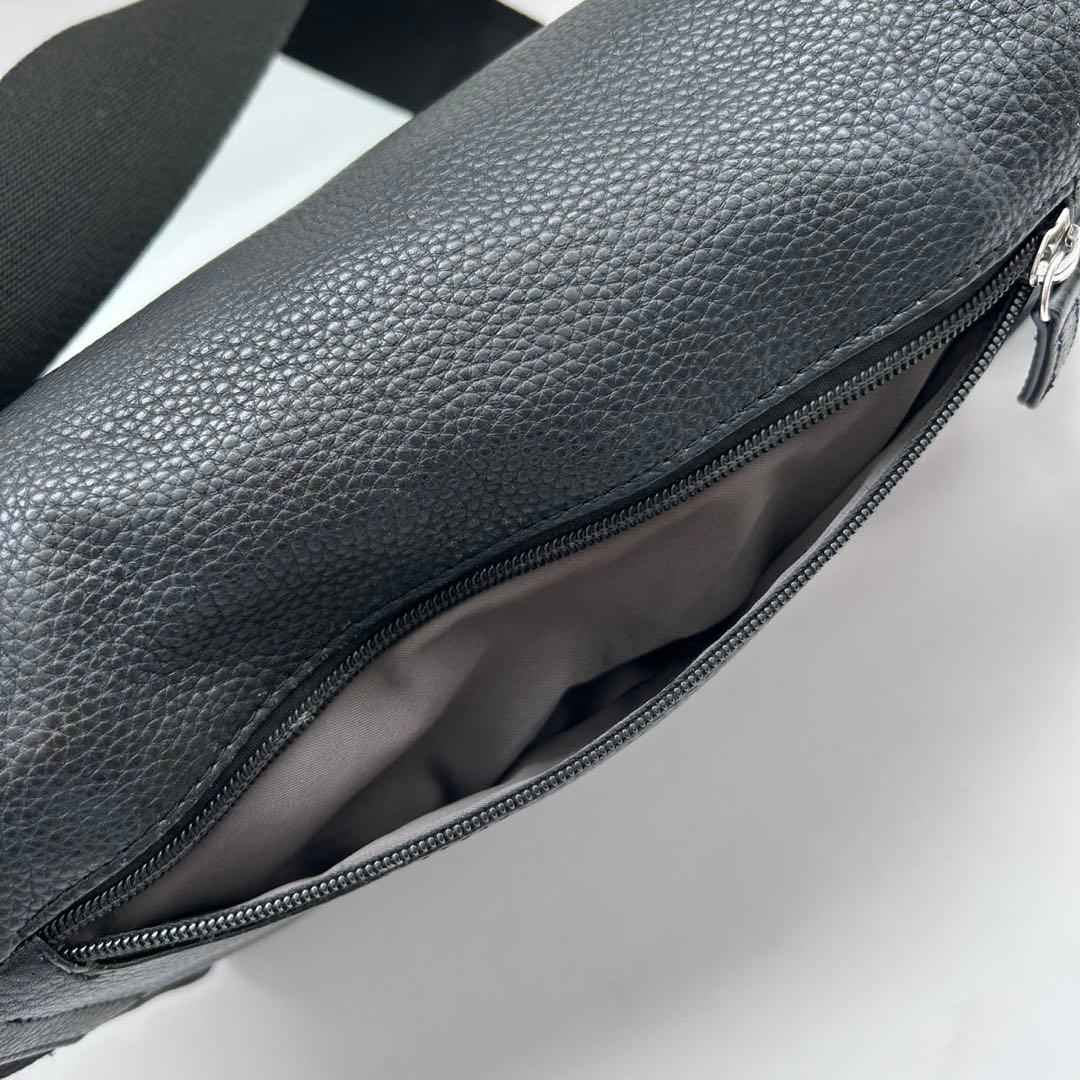 イアパピヨネ ワイドテープ ショルダーバッグスタッズ ブラック