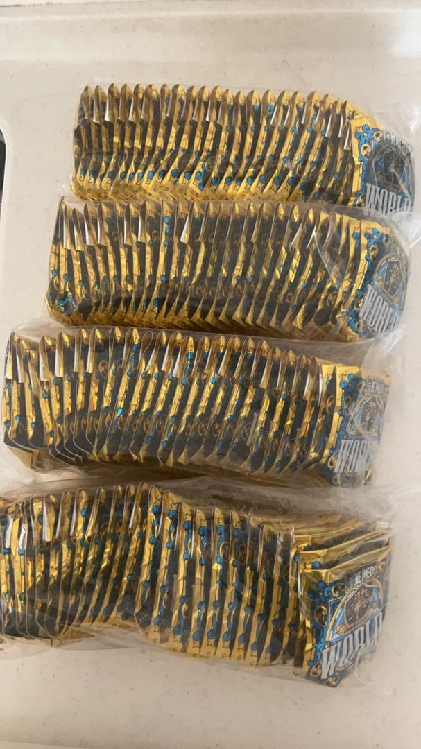 ワンピース 輩缶バッジ 第24弾 WORLD 未開封　ランダム