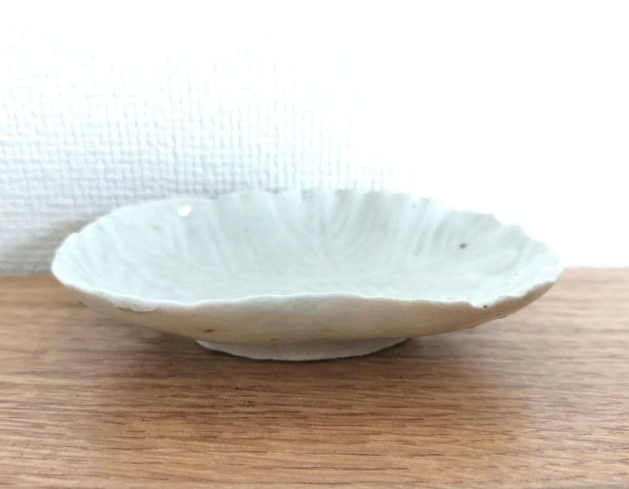 古伊万里　白磁　陽刻　菊　豆皿