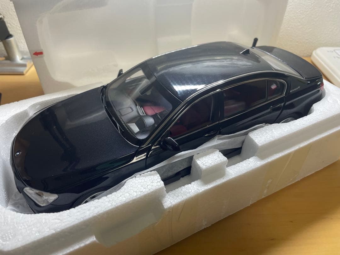 京商 1/18 BMW アクティブ ハイブリッド 7 (F04) ブラック