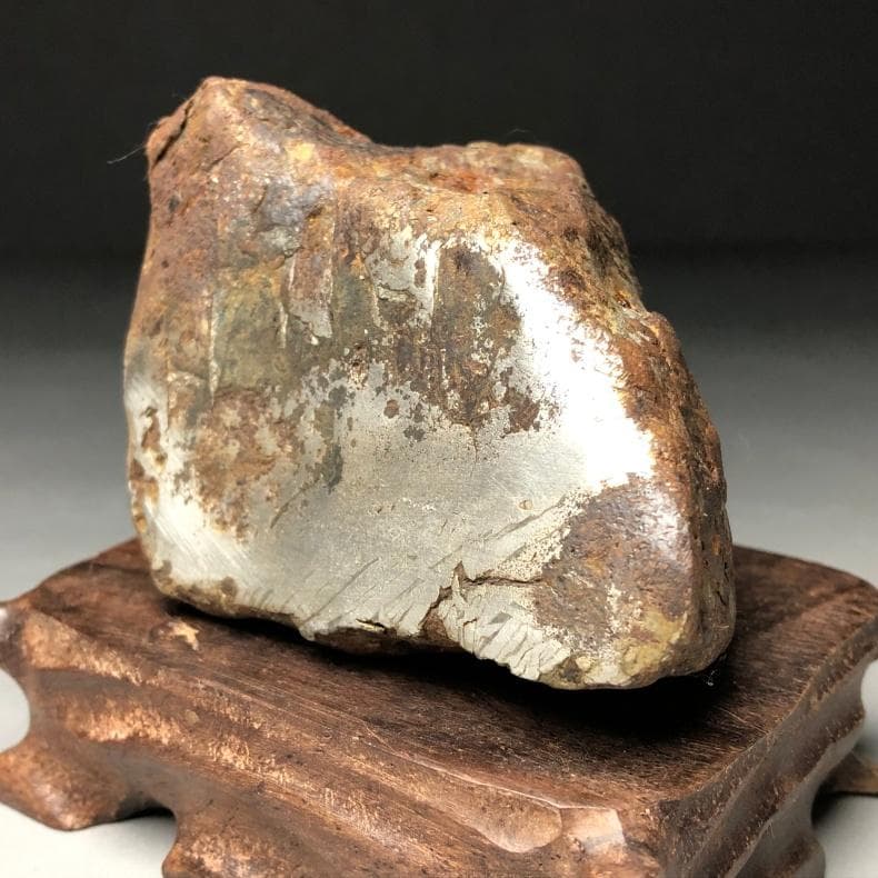 隕石 鉄隕石　アルタイ隕石　原皮付き　ナチュラル　原石　重さ約662ｇ