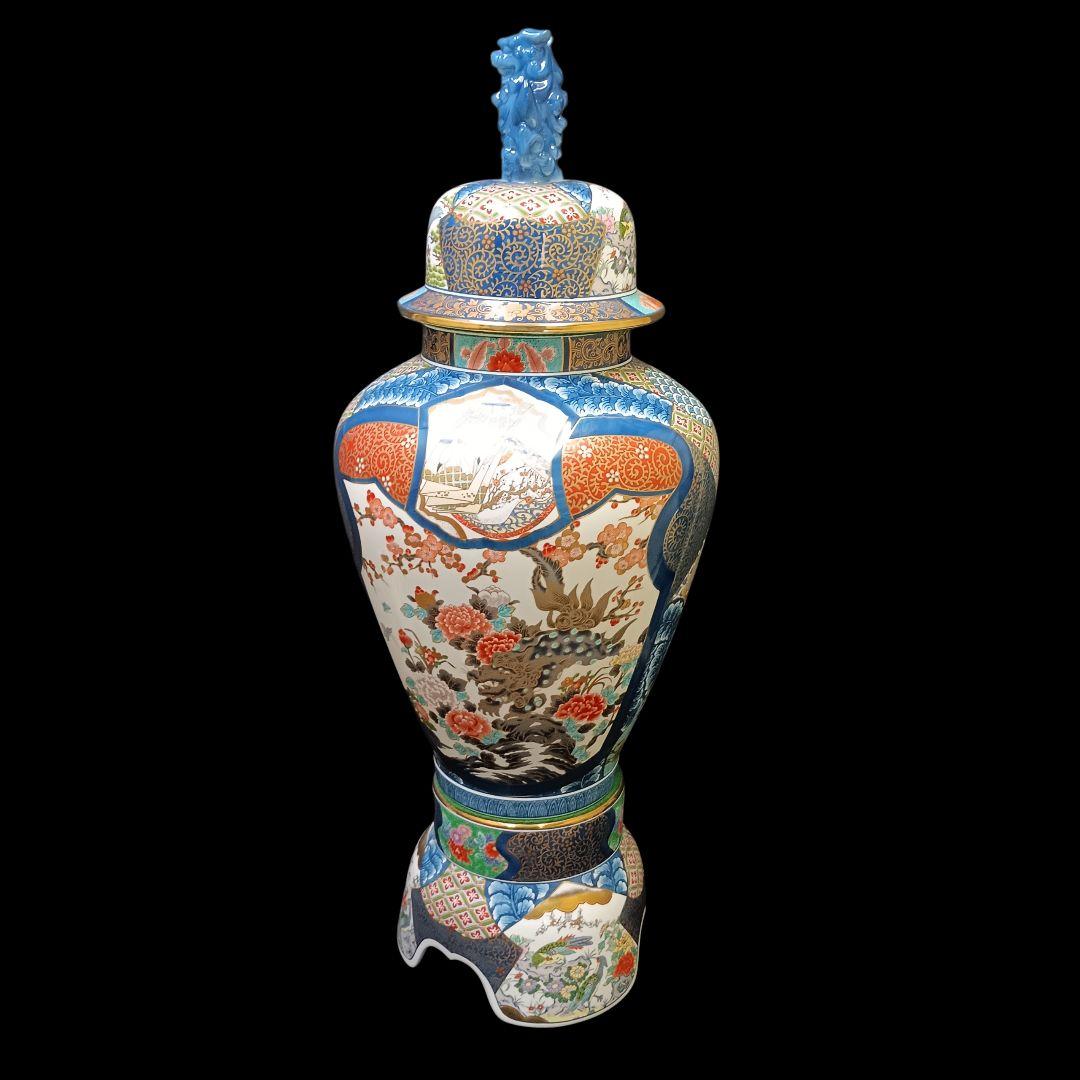 有田焼　勝右衛門　飾壺　染錦　金彩色絵鳥紋　青赤装飾陶器壺 獅子の彫刻付き