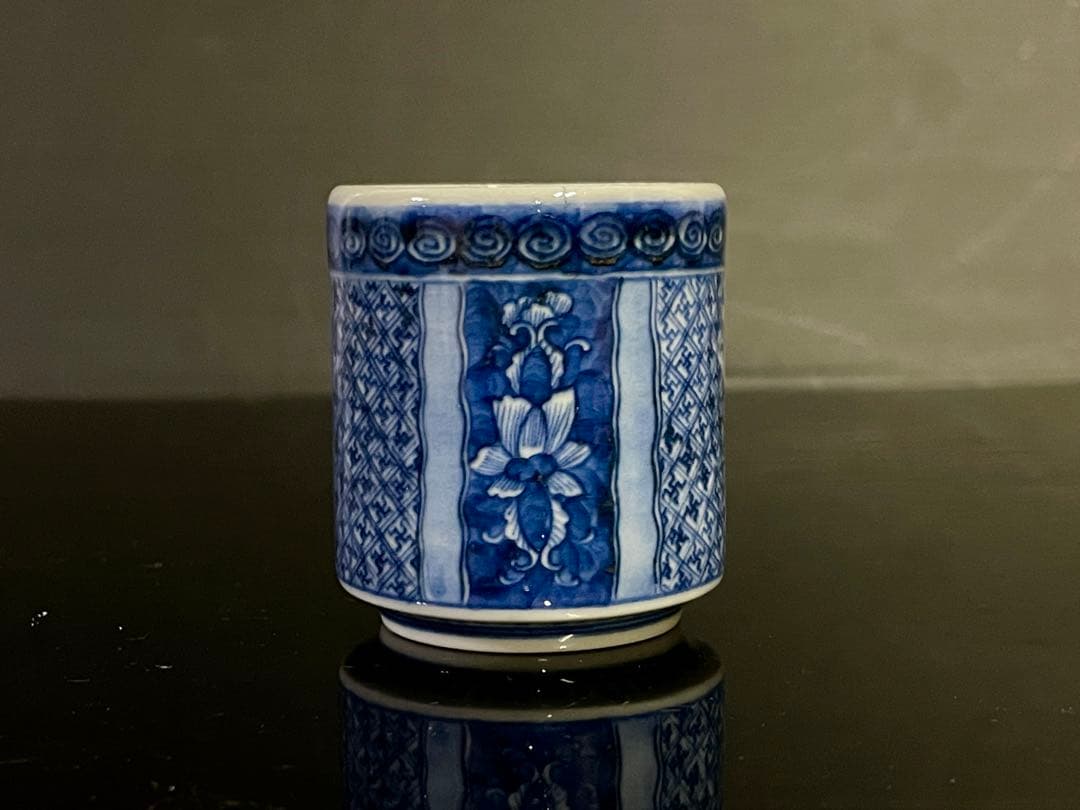 「母」 古伊万里 染付 手描き 紗綾形文様 唐花文様 猪口 のぞき 1客 Ｂ