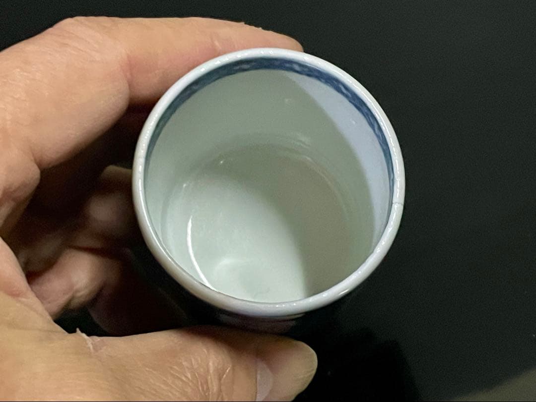 「母」 古伊万里 染付 手描き 紗綾形文様 唐花文様 猪口 のぞき 1客 Ｂ