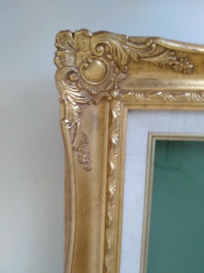 PF5　金色装飾の額縁（４７x３８cm）