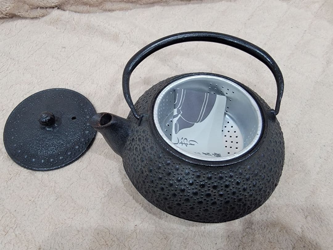 黒色鋳鉄鉄瓶 凹凸デザイン 茶こし付き　南部鉄器