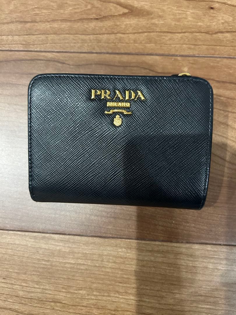 PRADA ブラックレザー 二つ折り財布　箱あり