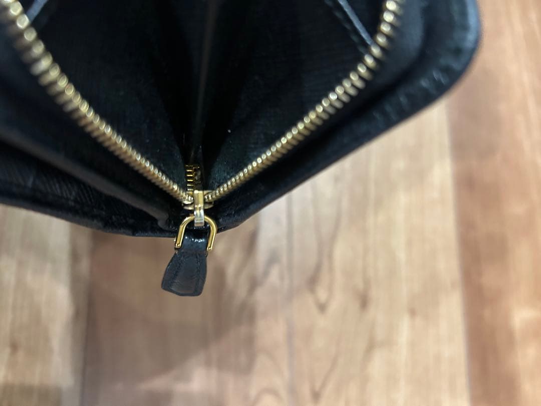 PRADA ブラックレザー 二つ折り財布　箱あり