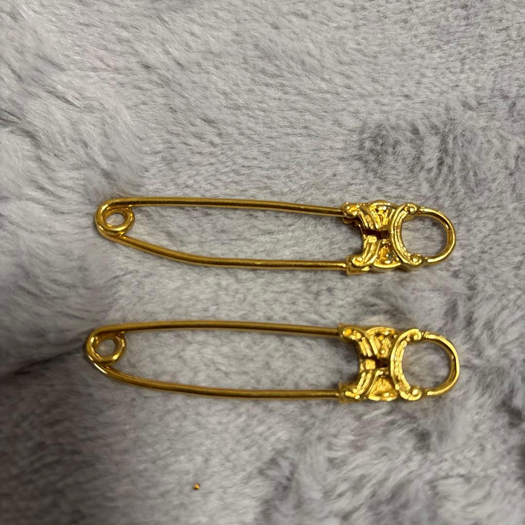 セリーヌ　安全ピン　2本　まとめ売りです　ゴールド　ブローチ