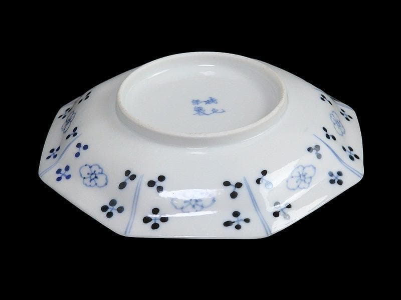 古伊万里　青海波に墨弾籠目紋　楼閣山水に花の図　八角皿２枚F205AS-fbud