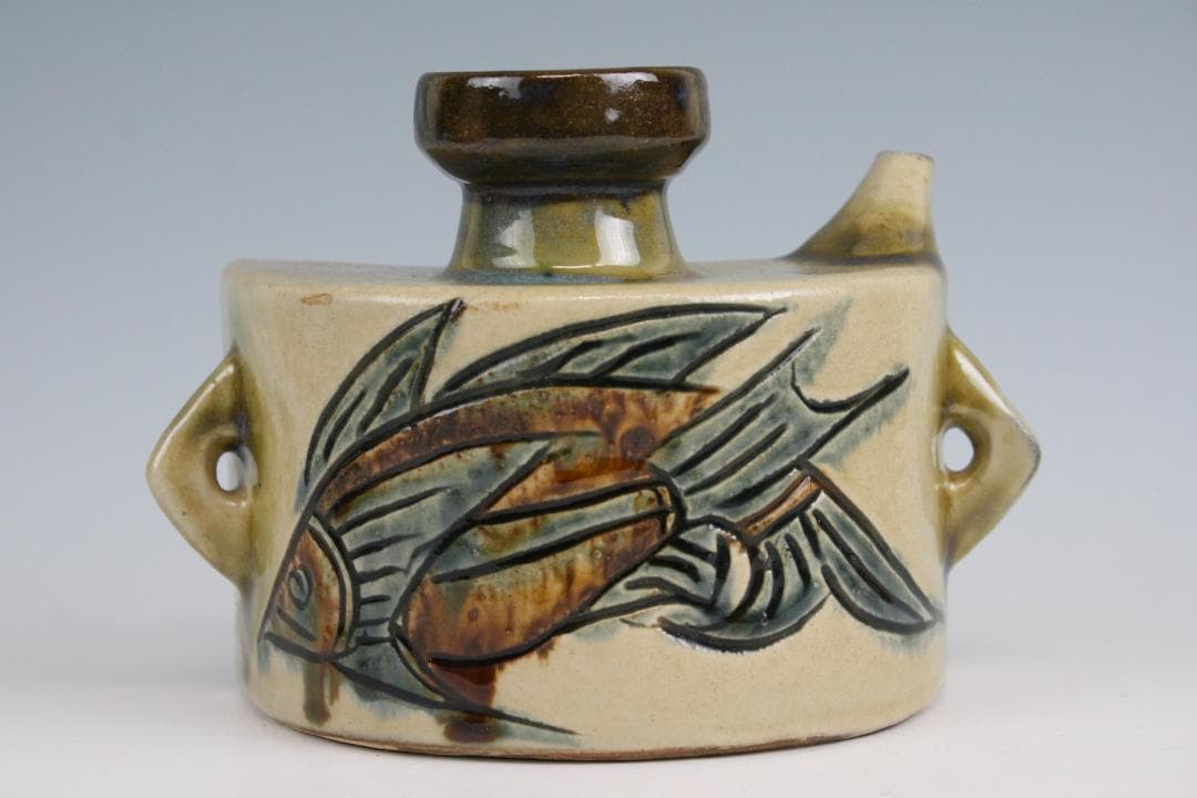 壺屋焼 人間国宝 金城次郎 作 魚文抱瓶（中）