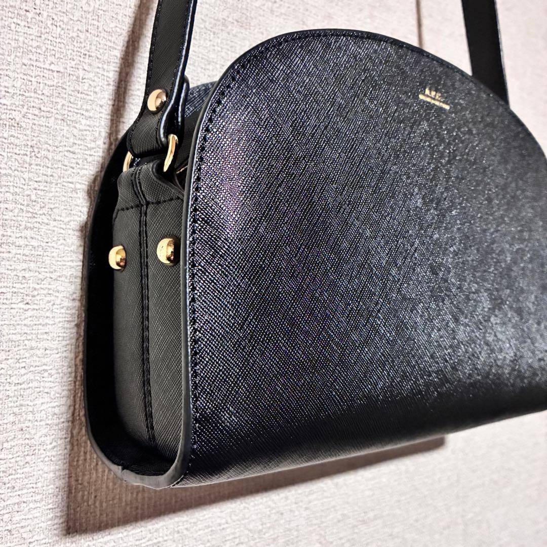 美品　A.P.C. Demi-Lune バッグ ショルダー　エンボス　黒