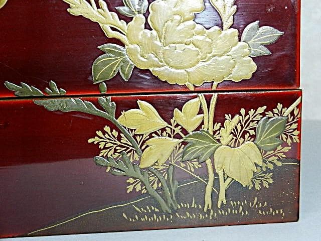 年代物の蓋付き四段重ね蒔絵菓子箪笥（蜻蛉蝶・牡丹菊蒔絵）