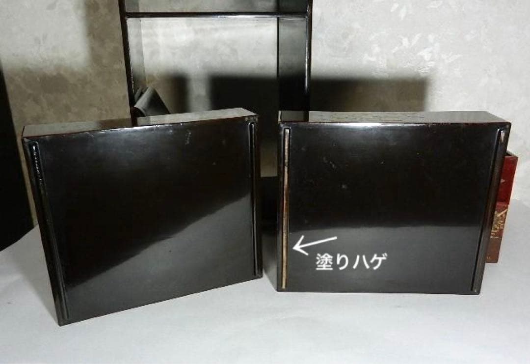 年代物の蓋付き四段重ね蒔絵菓子箪笥（蜻蛉蝶・牡丹菊蒔絵）