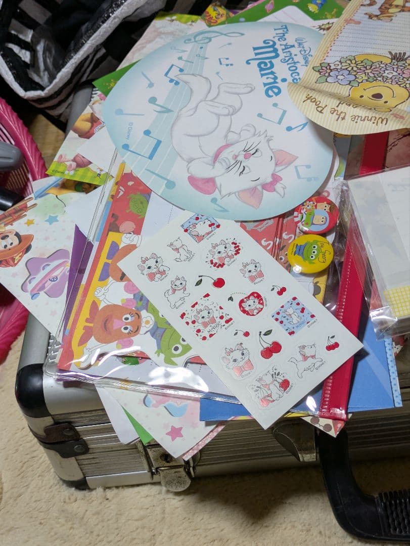 ディズニーメモ帳５０００枚以上数えきりません。下の方にも珍しいのあり。重いです。