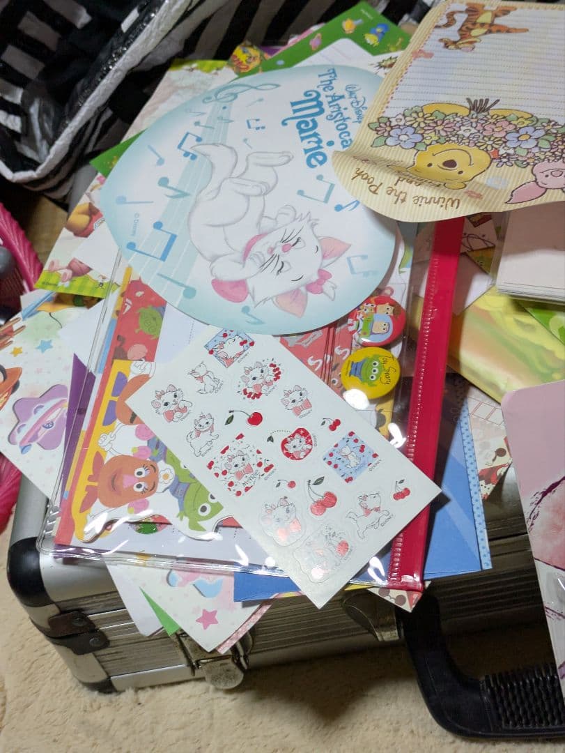 ディズニーメモ帳５０００枚以上数えきりません。下の方にも珍しいのあり。重いです。