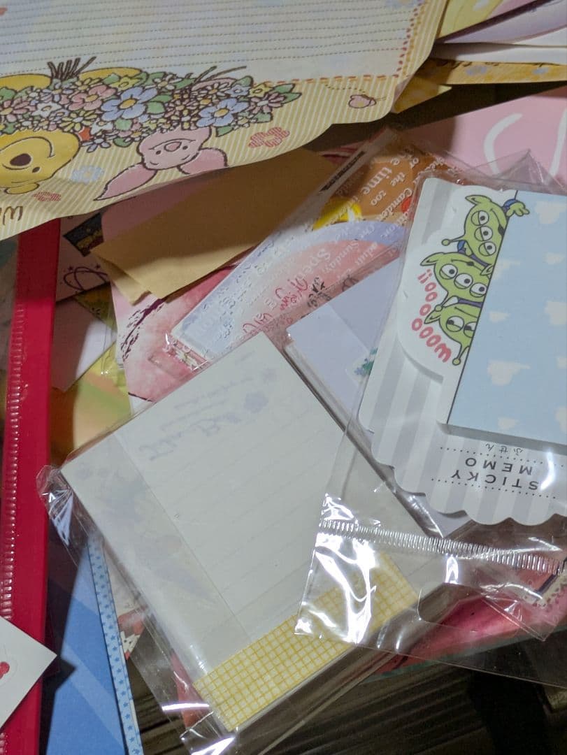 ディズニーメモ帳５０００枚以上数えきりません。下の方にも珍しいのあり。重いです。