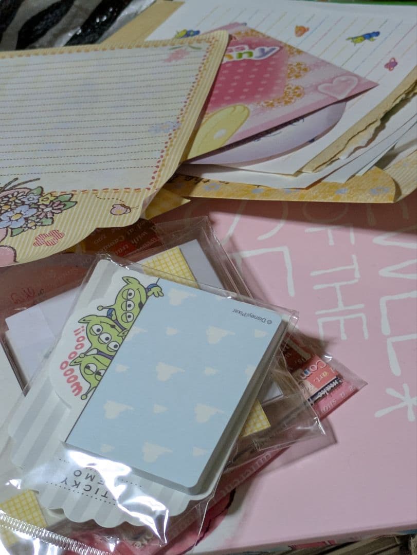 ディズニーメモ帳５０００枚以上数えきりません。下の方にも珍しいのあり。重いです。