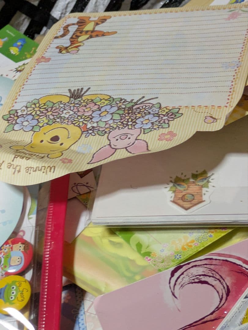 ディズニーメモ帳５０００枚以上数えきりません。下の方にも珍しいのあり。重いです。