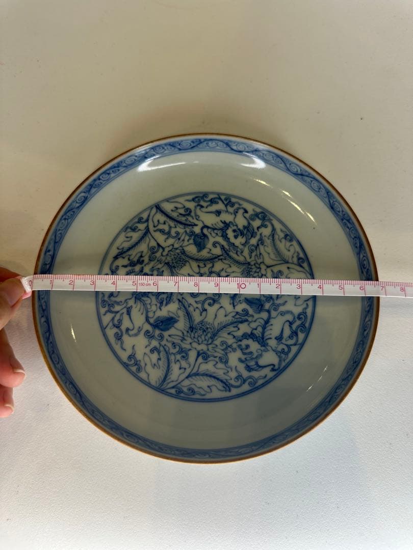 中国 大明成化年製 青花染付 唐草文皿 高台厚手 地紋入 古陶磁 骨董品