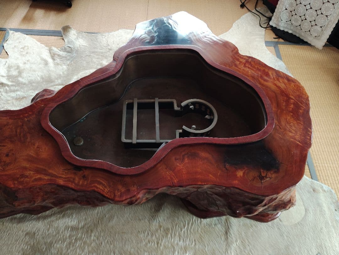 杉の木の自然形状座卓