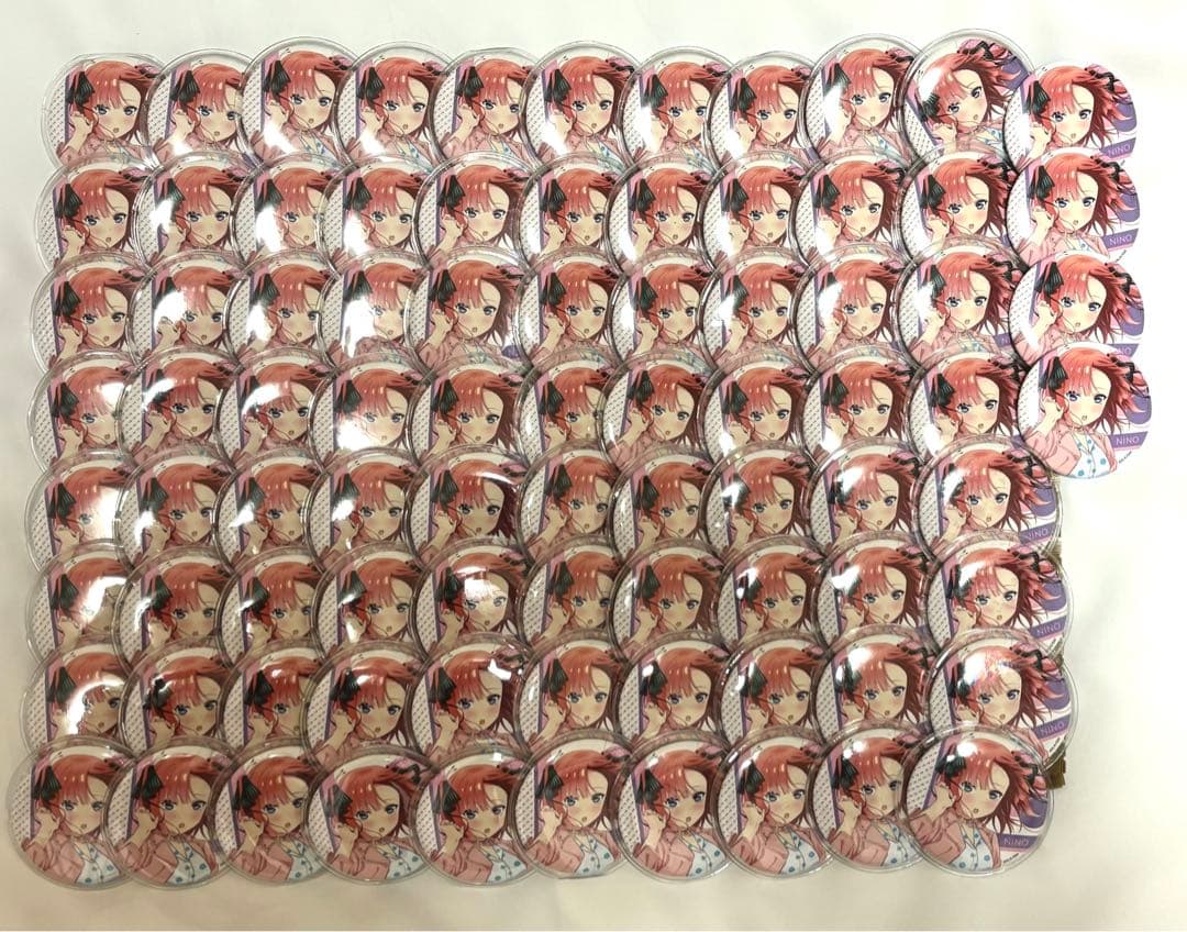 中野二乃 缶バッジ 私服