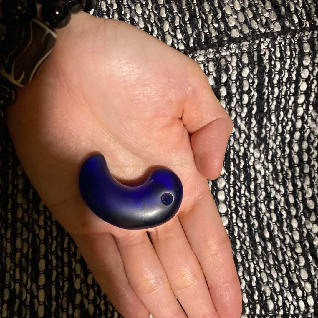 【五條出土・紫瑠璃勾玉】──実に深みのある古代紫のガラス