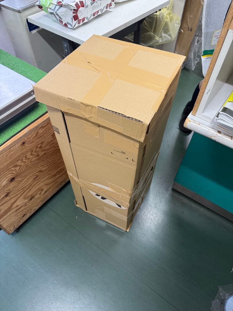 アクリル製の正方形テーブル