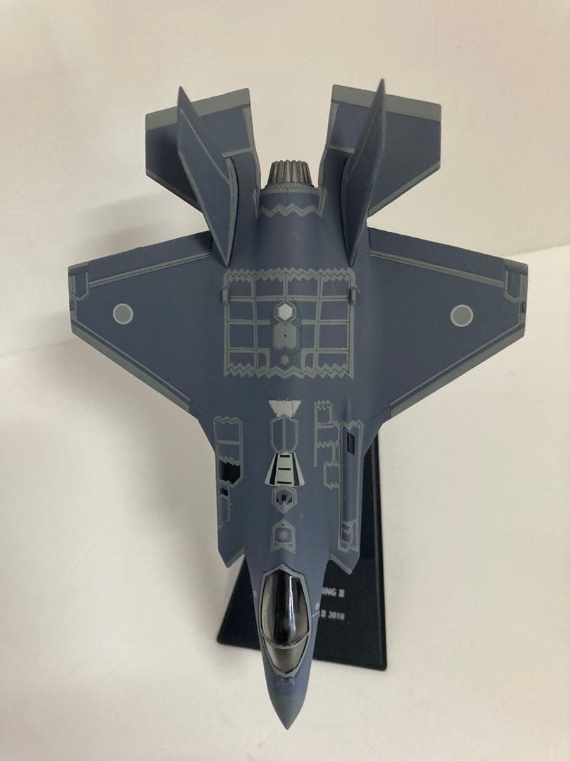 ミニチュア戦闘機とコックピット時計(不動)