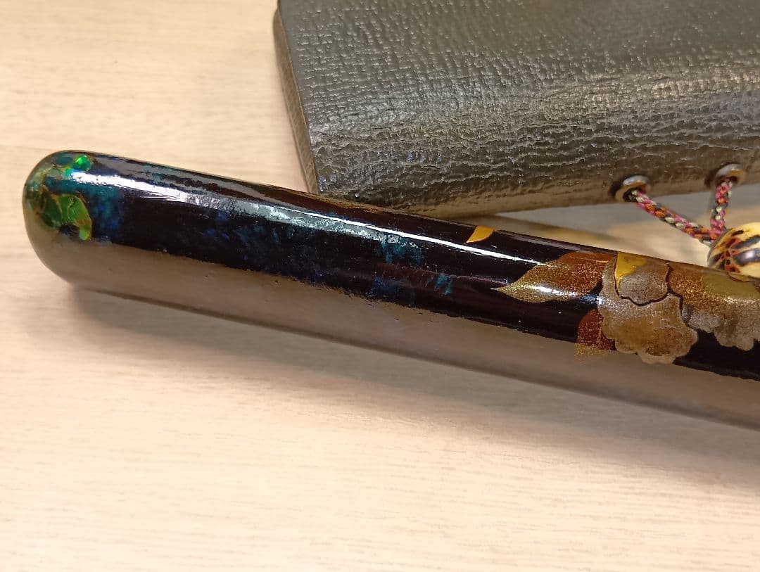 煙草入／蜻蛉前金具／草花図漆蒔絵螺鈿細工