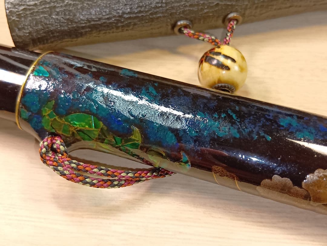 煙草入／蜻蛉前金具／草花図漆蒔絵螺鈿細工