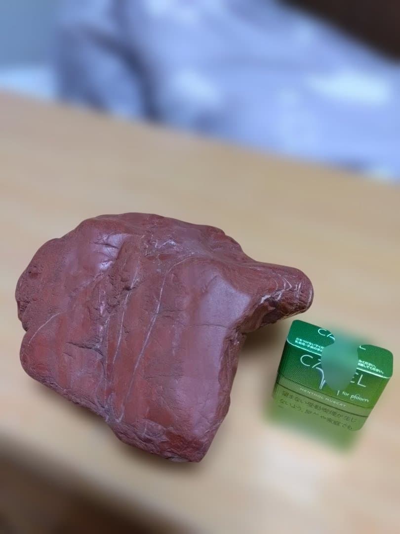 赤色の石 アート作品