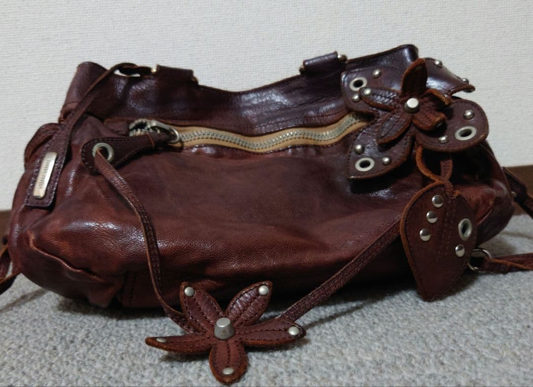 レア品☆miu miu☆ブラウンレザー ショルダーバッグ　フラワーチャーム