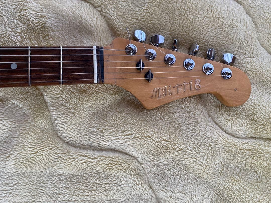 24フレットミディアムスケール　ディマジオ　ロック式トレモロ　マグナムロックペグ