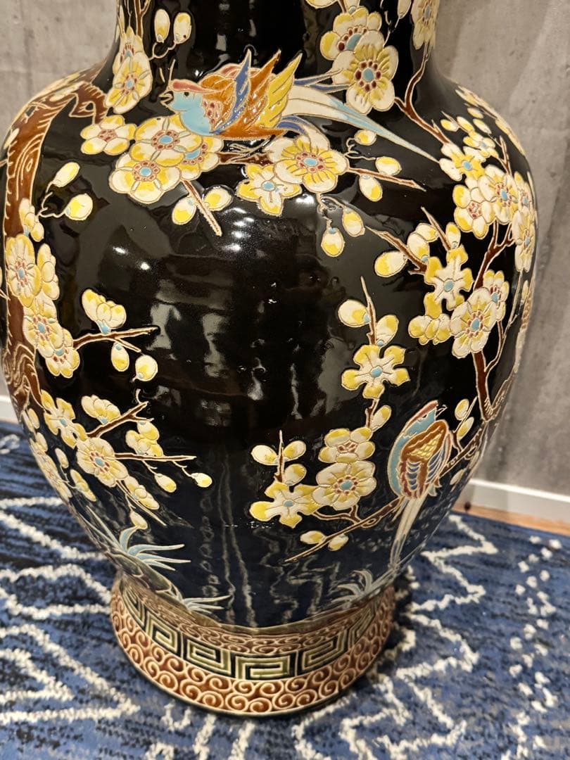 (39) 美しい東洋陶器の床置き花瓶。桜と鳥が描かれ彫刻されています。