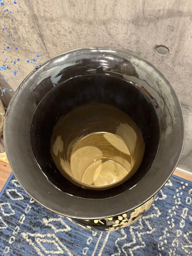 (39) 美しい東洋陶器の床置き花瓶。桜と鳥が描かれ彫刻されています。