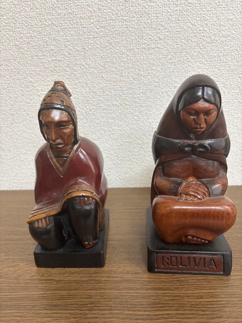 ボリビアの木製置物 男性と女性像