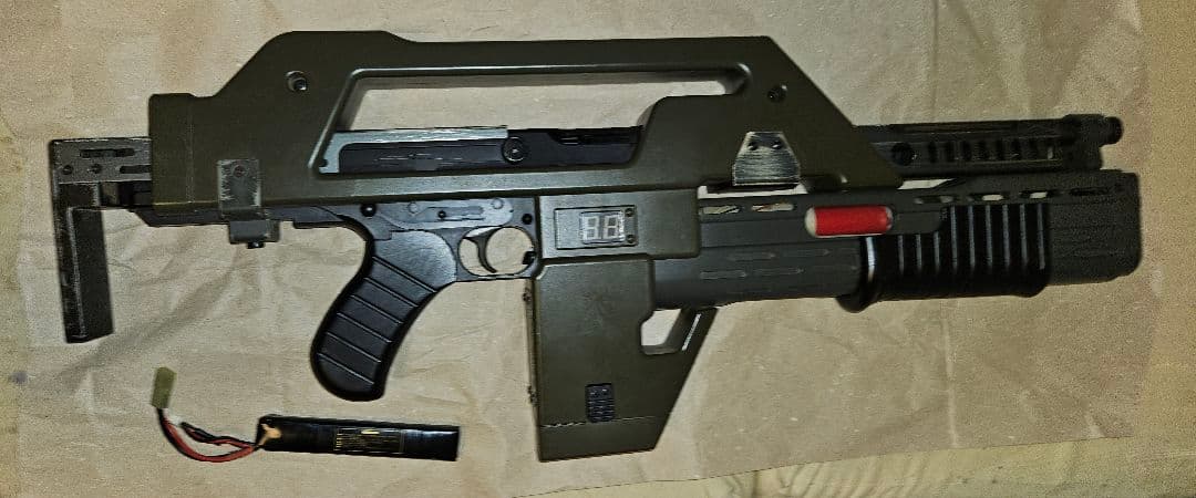 映画エイリアン·パルスライフル(ベースは東京マルイトンプソン)