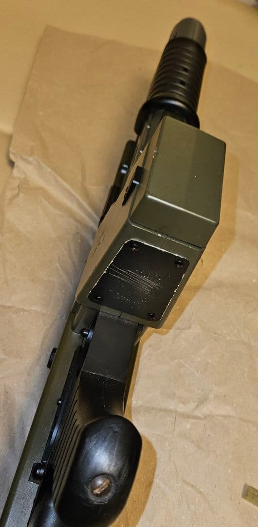 映画エイリアン·パルスライフル(ベースは東京マルイトンプソン)