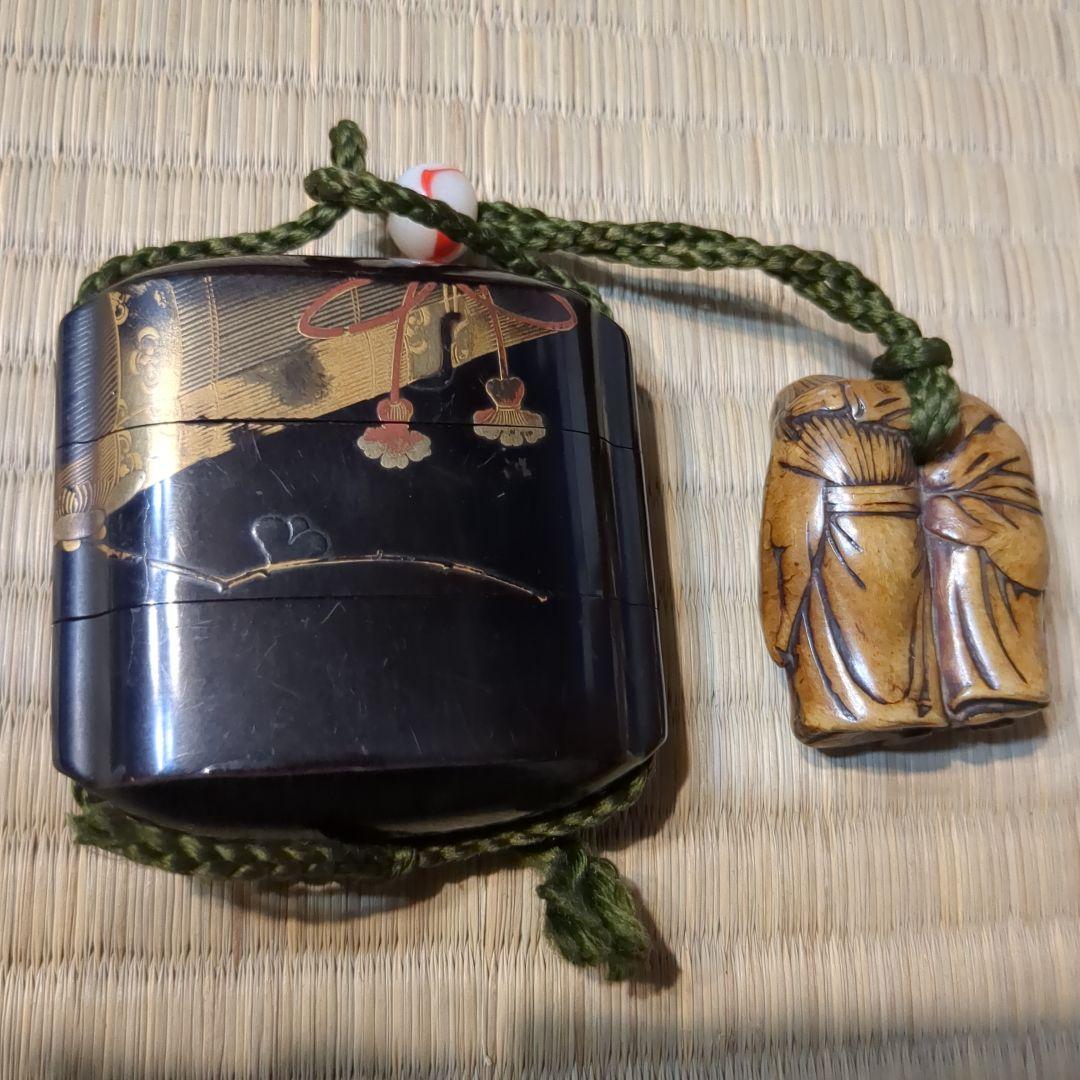 印籠　金蒔絵梅の花　人物根付