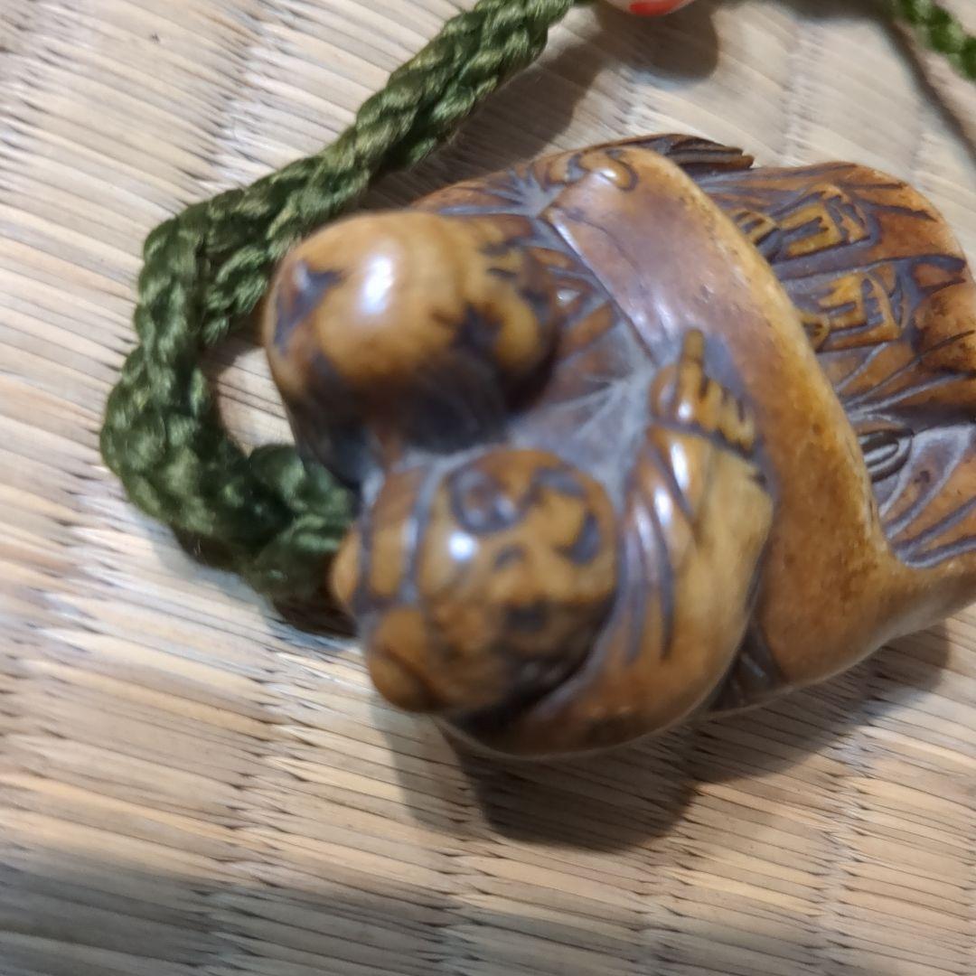 印籠　金蒔絵梅の花　人物根付