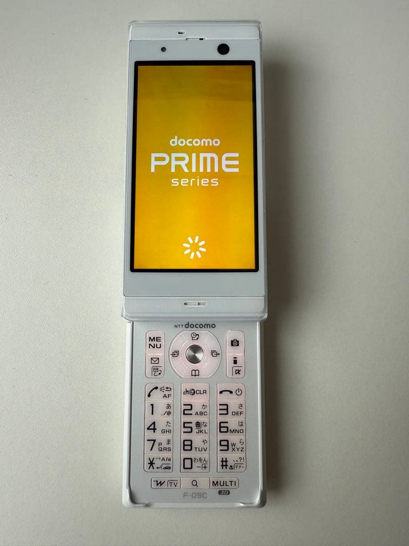 ドコモ　F-09C ホワイト
