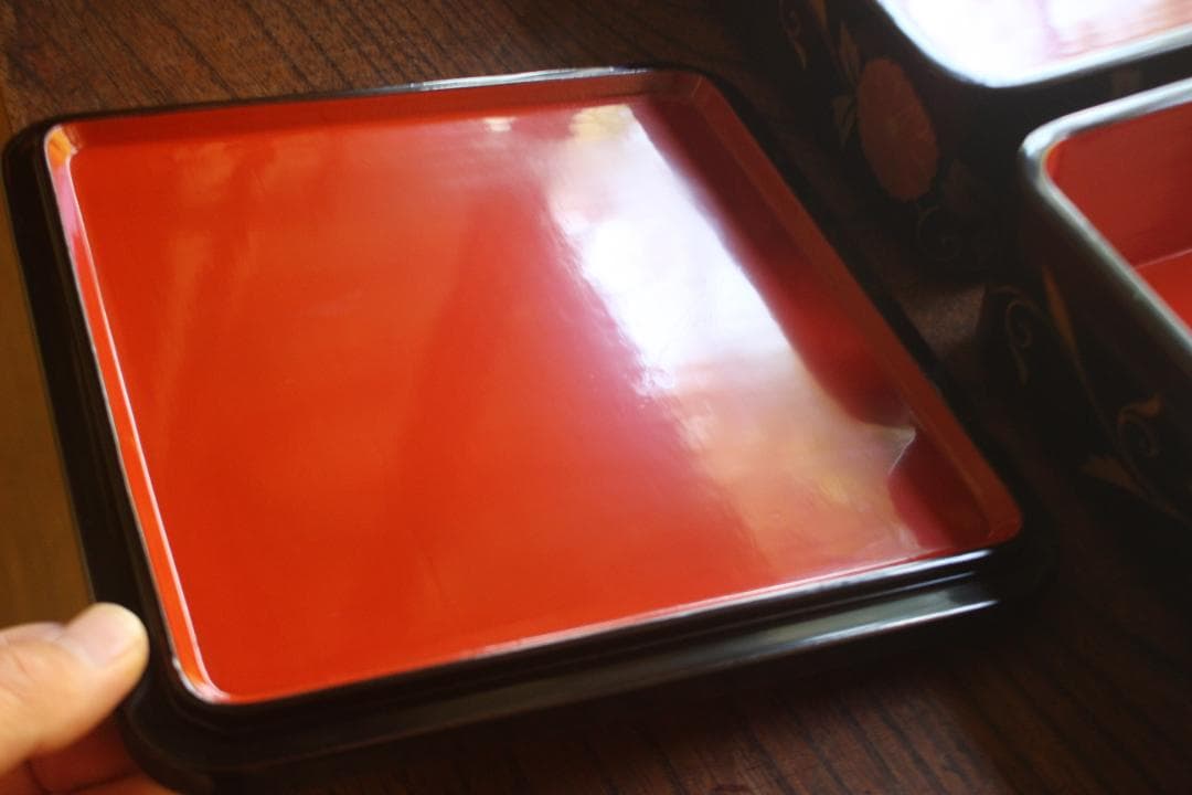 デッドストック！端正な内朱黒漆に優美な菊唐草蒔絵の映える台付二段重（検重箱お重