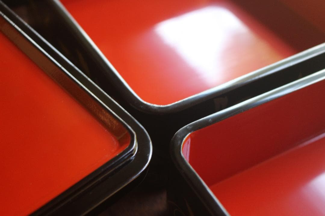 デッドストック！端正な内朱黒漆に優美な菊唐草蒔絵の映える台付二段重（検重箱お重