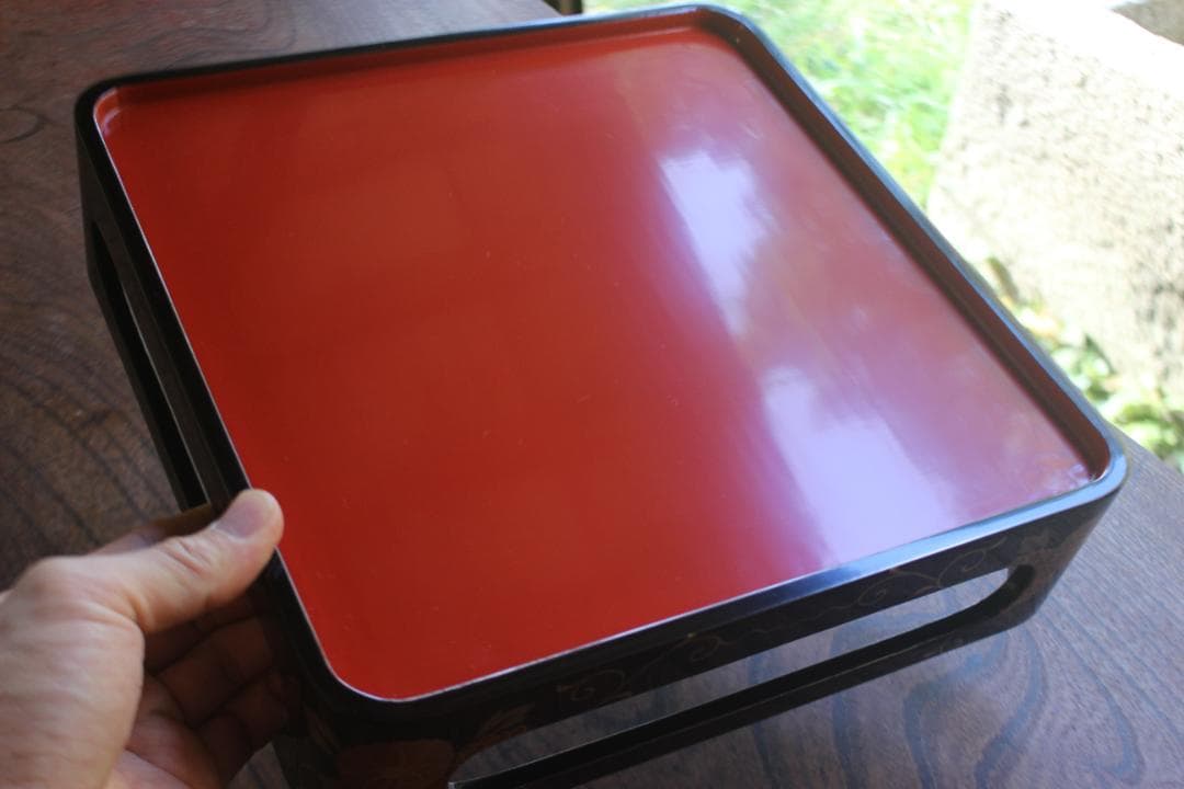 デッドストック！端正な内朱黒漆に優美な菊唐草蒔絵の映える台付二段重（検重箱お重