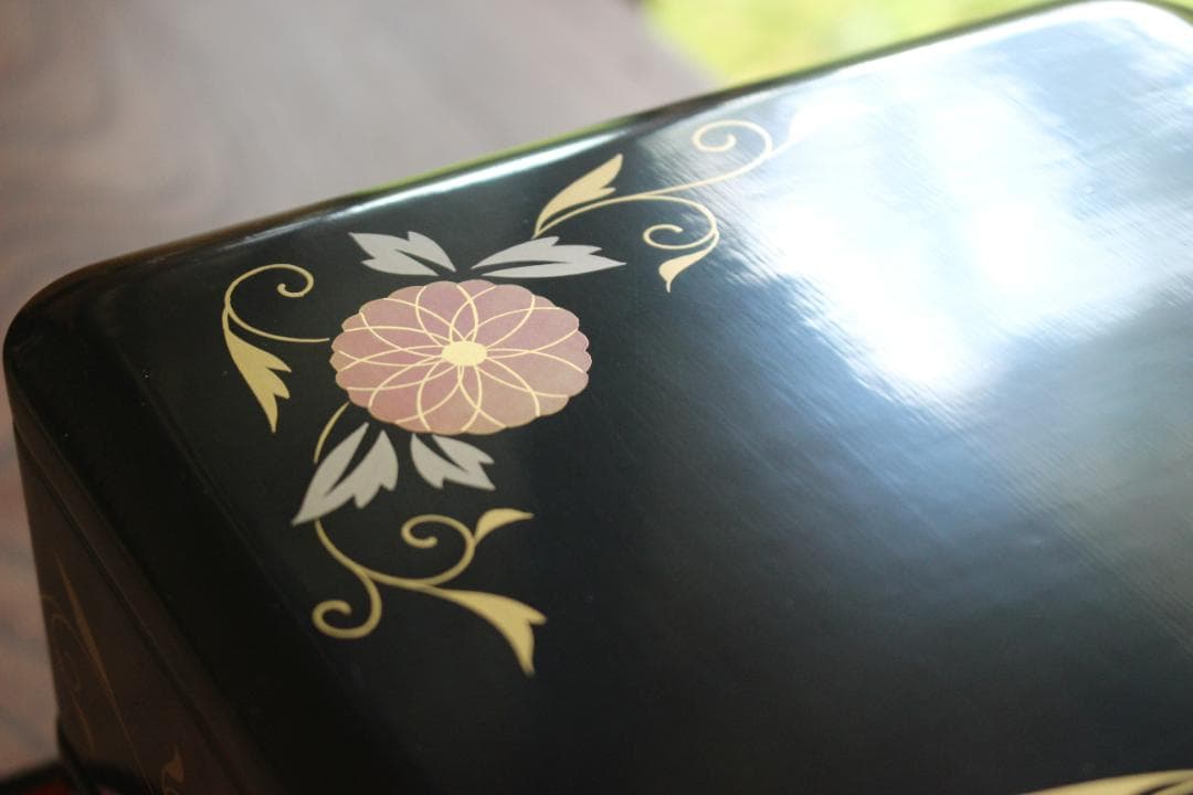 デッドストック！端正な内朱黒漆に優美な菊唐草蒔絵の映える台付二段重（検重箱お重