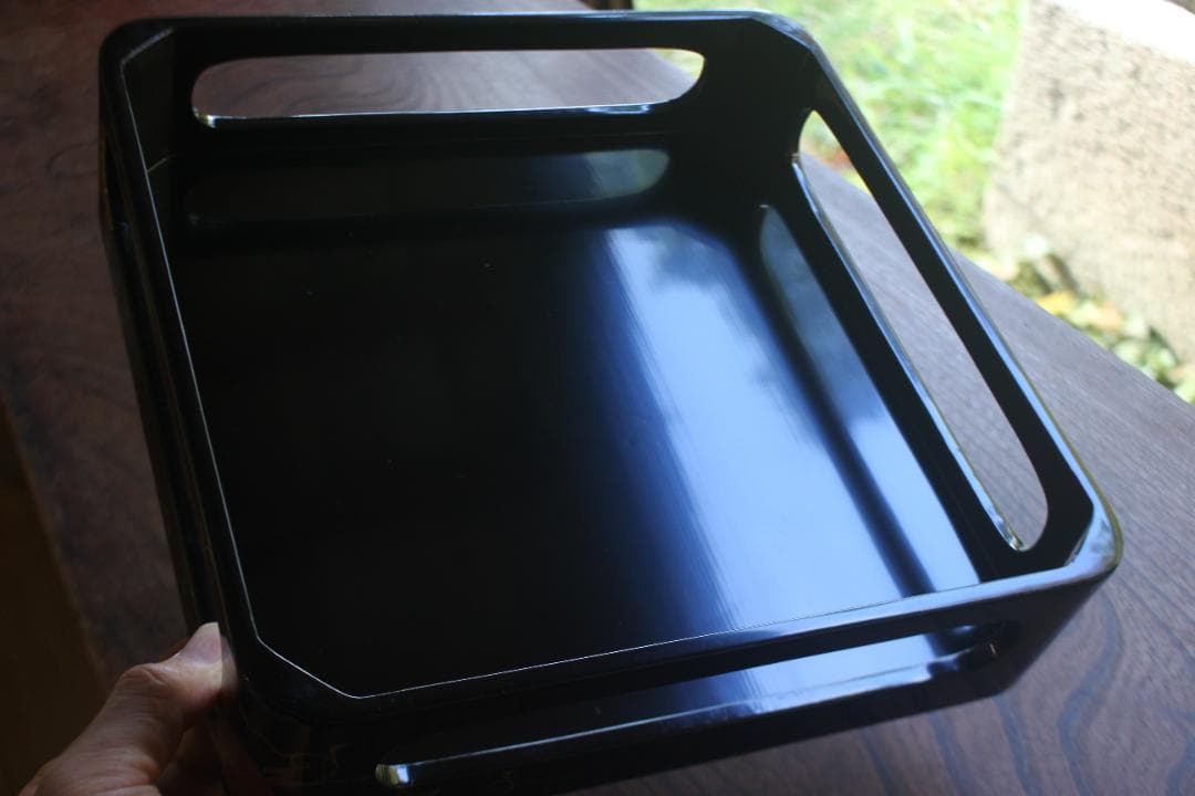 デッドストック！端正な内朱黒漆に優美な菊唐草蒔絵の映える台付二段重（検重箱お重