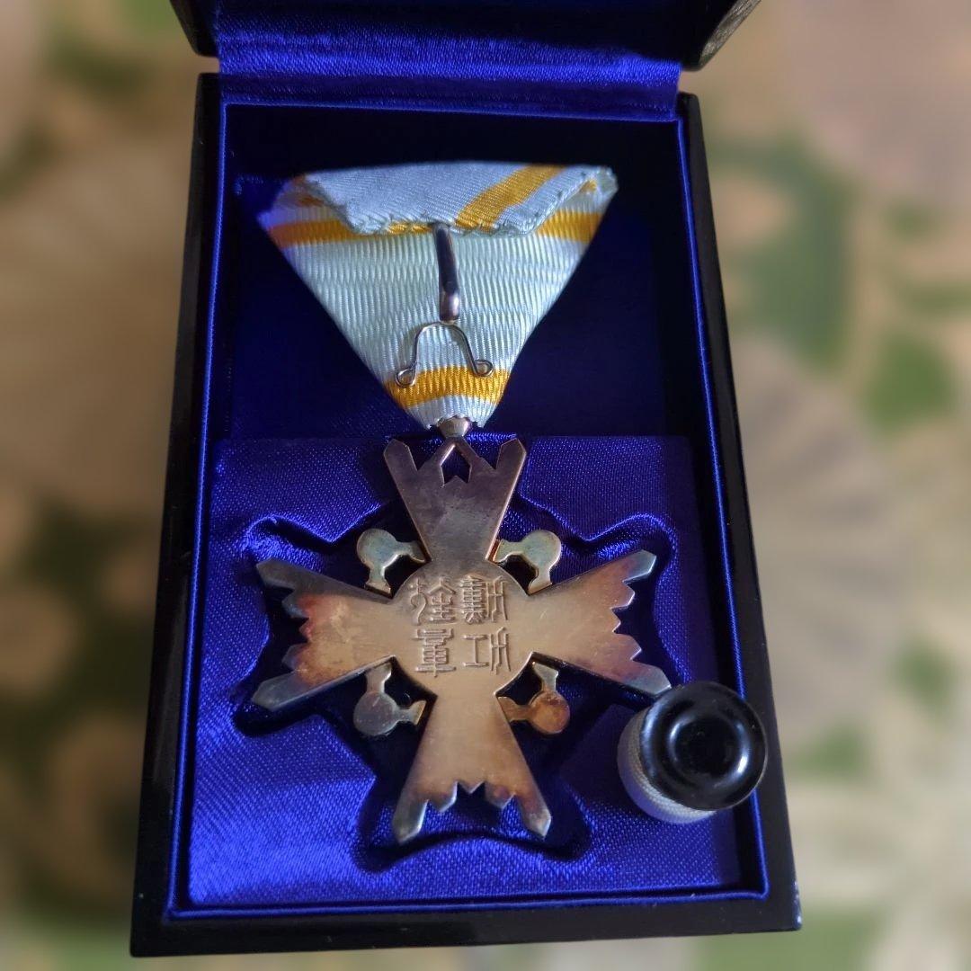 【美品】勲四等 瑞宝章 塗共箱・略綬付き