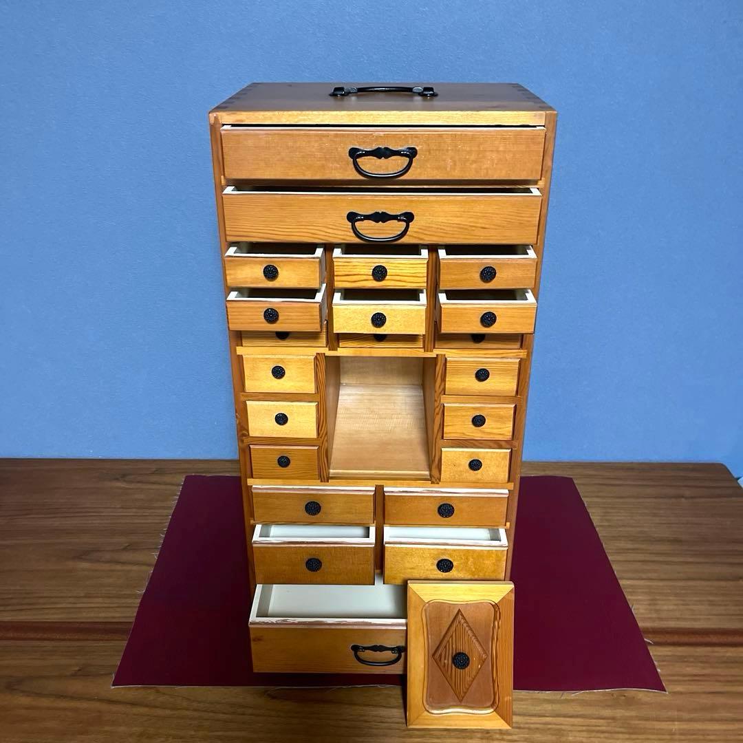 『小物入れ』22個　多段引き出しキャビネット　自然な木目仕上げ　薬棚薬箪笥