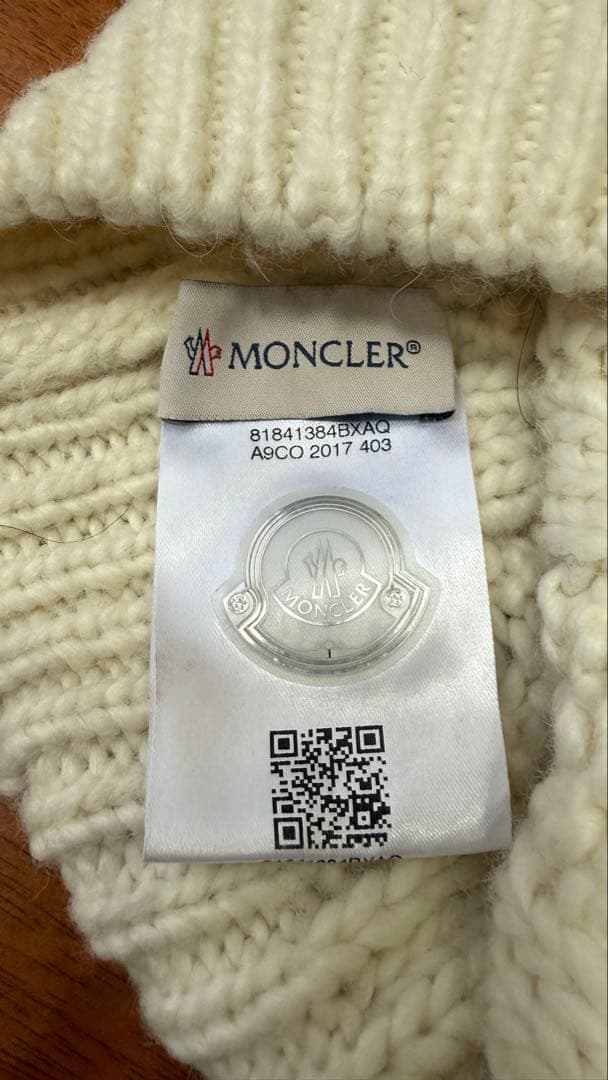 モンクレール　ニット帽　アイボリー